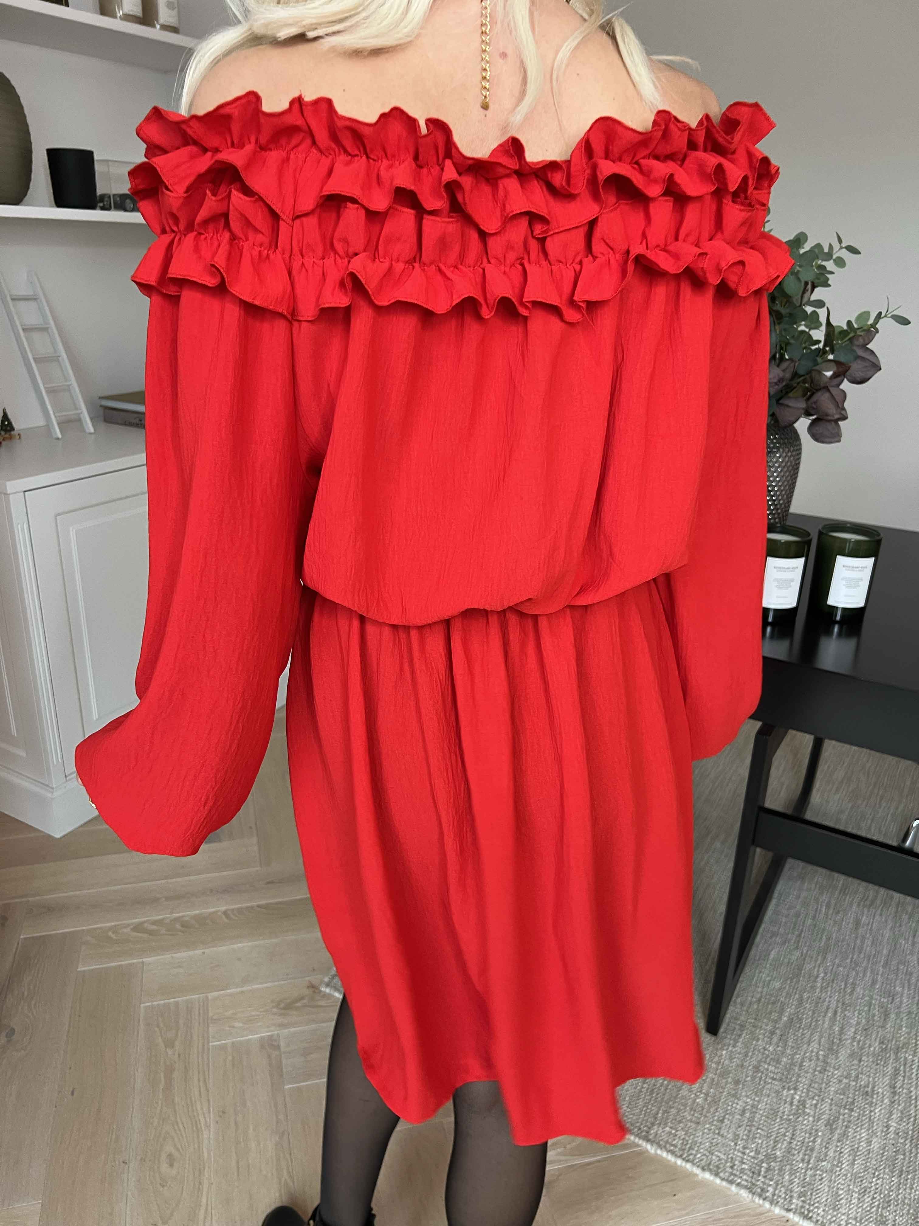 Chili Fitted Dress - Söt klänning med volangkant och resår i midjan